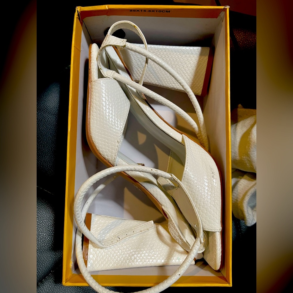 Female size 7 wraparound shoes